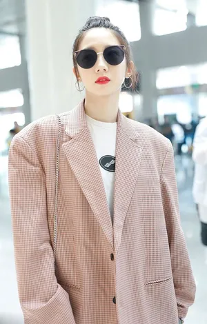 孟美岐机场西装街拍照图片_4
