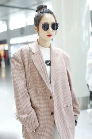 孟美岐机场西装街拍照图片_5