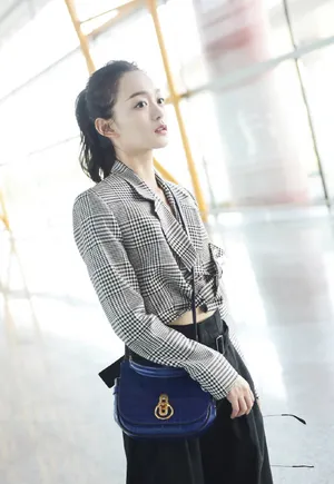 何泓姗清新秀丽机场图片