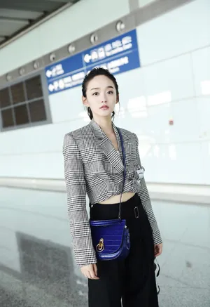 何泓姗清新秀丽机场图片_3