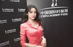 张璇成熟干练活动照图片
