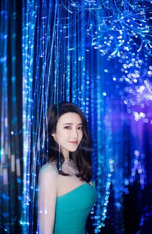 张璇抹胸礼服性感活动照图片_1