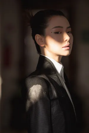 戚薇酷感十足写真图片