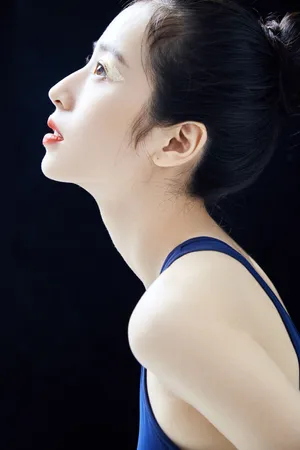 周雨彤个性时尚杂志写真图片_2