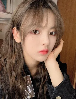 杨超越甜美俏皮自拍照图片