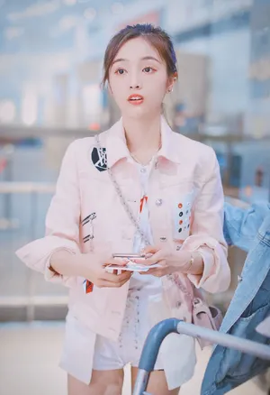 吴宣仪粉嫩甜美机场街拍图片_1