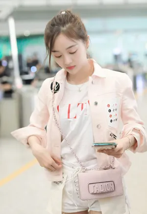 吴宣仪粉嫩甜美机场街拍图片_6