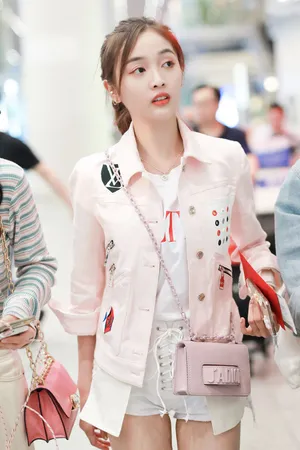 吴宣仪粉嫩甜美机场街拍图片_8