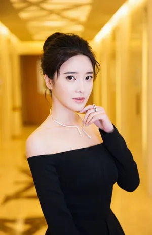 张璇性感优雅写真图片