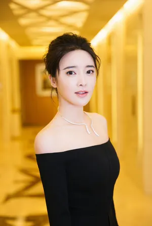 张璇性感优雅写真图片