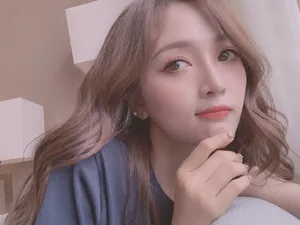 吴宣仪甜美性感自拍照图片