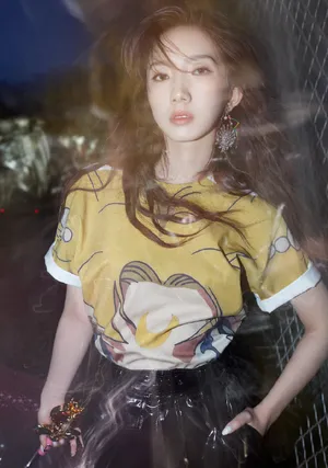 孟美岐性感光影写真图片_6
