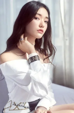 林允性感露肩活动写真图片_2