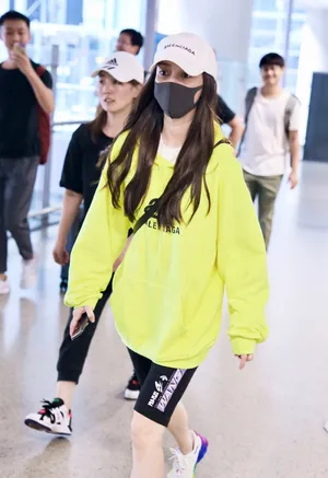 Angelababy卫衣短裤机场私服图片_1