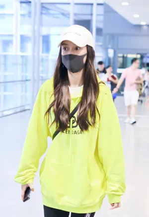 Angelababy卫衣短裤机场私服图片_2
