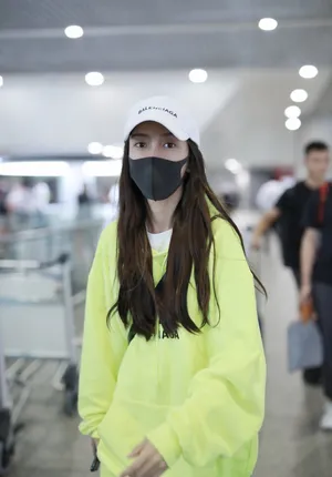 Angelababy卫衣短裤机场私服图片_3