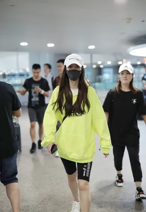Angelababy卫衣短裤机场私服图片_4