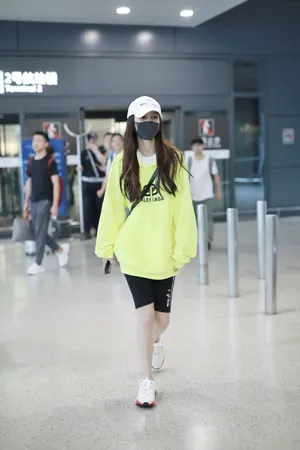 Angelababy卫衣短裤机场私服图片_5