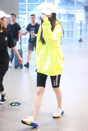 Angelababy卫衣短裤机场私服图片_6