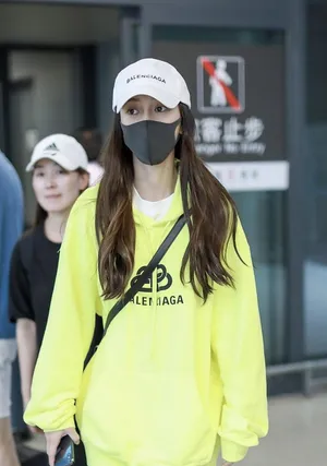 Angelababy卫衣短裤机场私服图片_7
