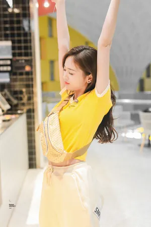 吴宣仪活力甜美机场街拍图片_1