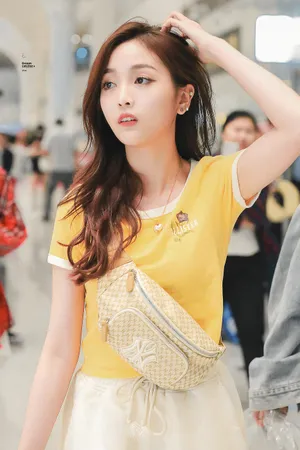 吴宣仪活力甜美机场街拍图片_2