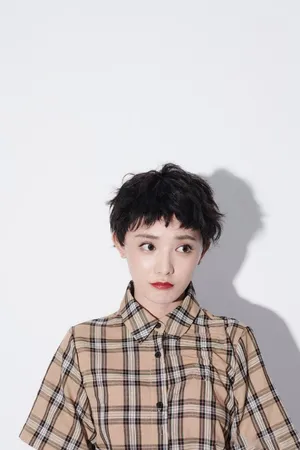 彭小苒短发酷甜写真图片