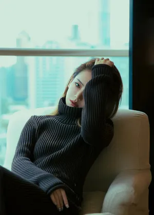 戚薇露背针织裙优雅性感写真图片_2