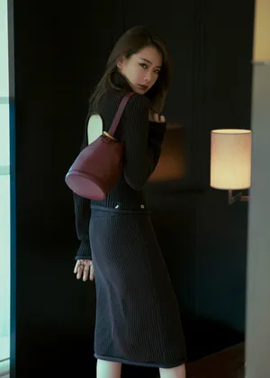 戚薇露背针织裙优雅性感写真图片_5