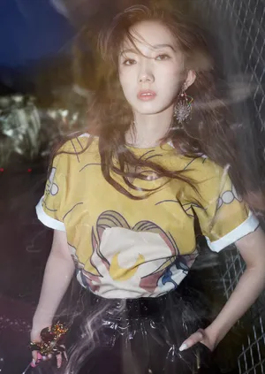 孟美岐百变造型性感杂志写真_6