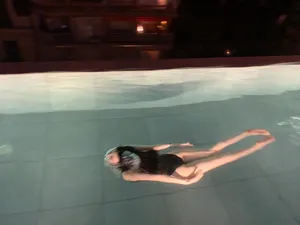 何穗泳池诱惑性感图片_4