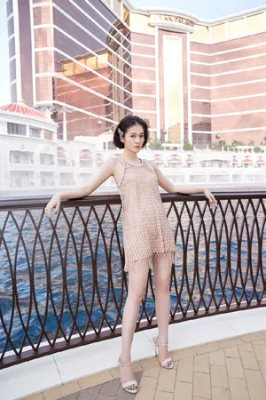 张雪迎渔网裙甜美写真图片_2