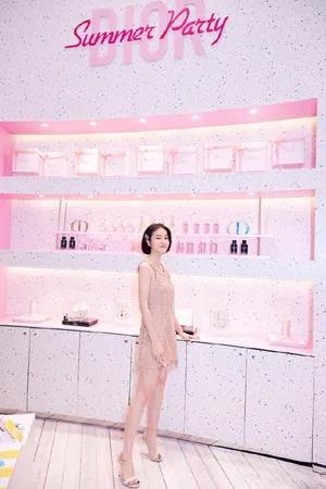 张雪迎渔网裙甜美写真图片_5