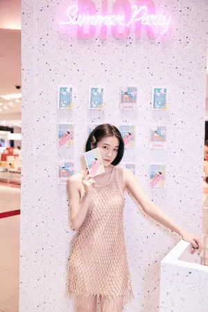 张雪迎渔网裙甜美写真图片_6