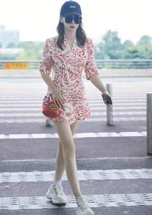 戚薇夏日粉嫩机场图片