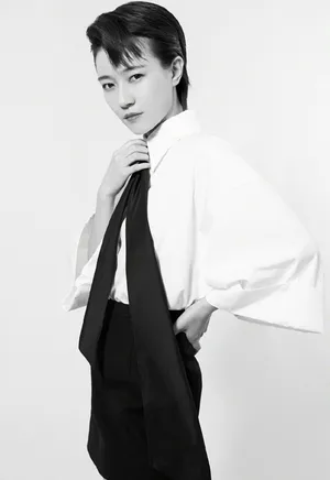 焦俊艳时尚简约黑白写真图片_2