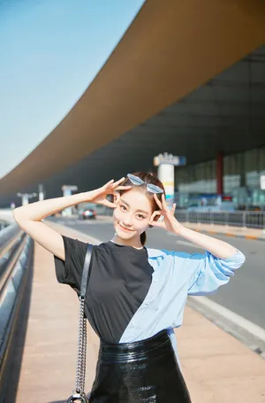 祝绪丹俏皮可爱机场照图片_2