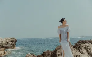 许晴夏日泳池性感图片