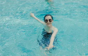 许晴夏日泳池性感图片_2