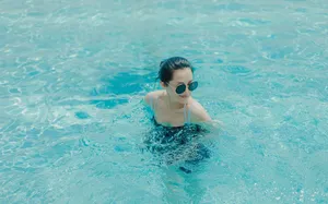 许晴夏日泳池性感图片_3