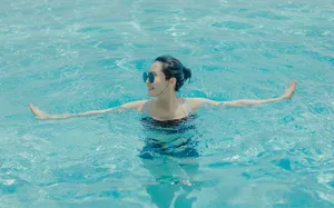 许晴夏日泳池性感图片_4