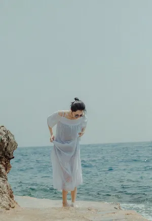 许晴夏日泳池性感图片_6