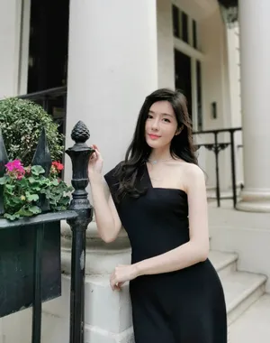 汤晶媚黑裙优雅街拍图片