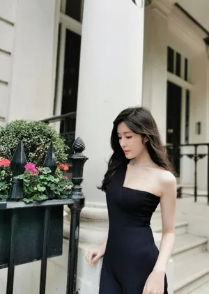 汤晶媚黑裙优雅街拍图片_2