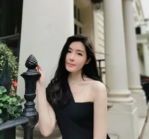 汤晶媚黑裙优雅街拍图片_3