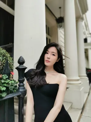 汤晶媚黑裙优雅街拍图片_5