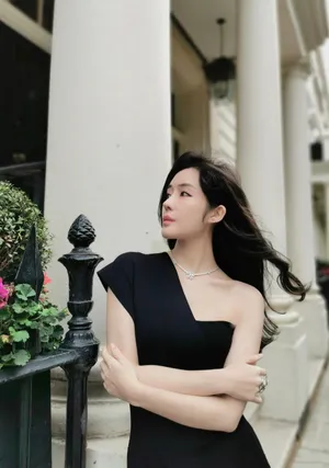 汤晶媚黑裙优雅街拍图片_6