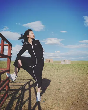 火箭少女101Yamy草原唯美写真图片_2