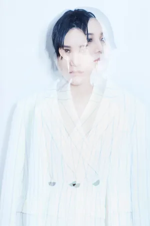 尚雯婕红白光影大片写真图片