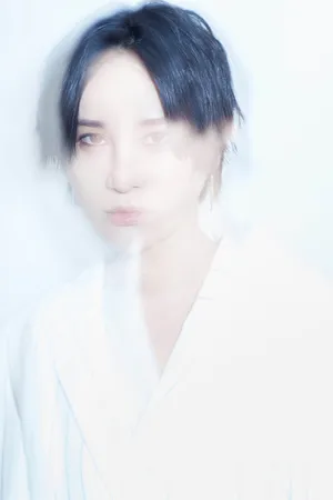 尚雯婕红白光影大片写真图片_2